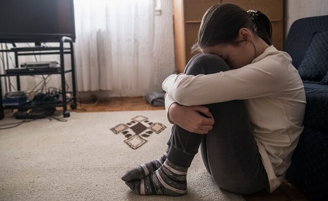 Λακωνία: 13χρονη καταγγέλλει ότι γέννησε το παιδί του βιαστή της – Κατηγορούνται και συγγενείς της