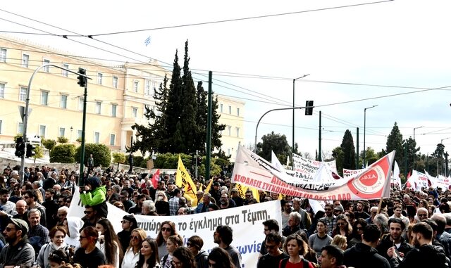 Τραγωδία στα Τέμπη: Μεγάλη συμμετοχή στο συλλαλητήριο στο κέντρο της Αθήνας
