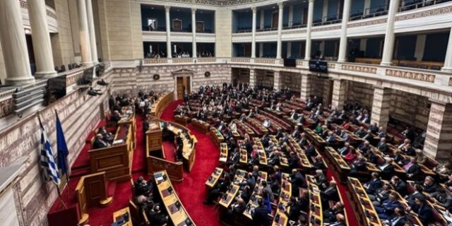 Κουρελιάζουν το Σύνταγμα, ηρωοποιούν και “φουσκώνουν” τους Κασιδιάρηδες…
