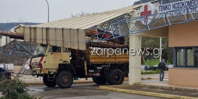 Κρήτη: Γερανός γκρέμισε την πύλη του νοσοκομείου Χανίων – Απίστευτες εικόνες