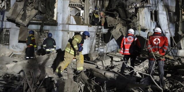 Ουκρανία: Πυραυλική επίθεση σε κτίριο διαμερισμάτων στη Ζαπορίζια – Τουλάχιστον 4 νεκροί