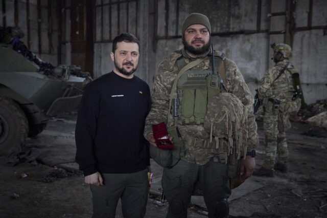 Ζελένσκι: Επισκέφθηκε το μέτωπο στο Μπαχμούτ – “Να υπερασπιστείτε την Ουκρανία”