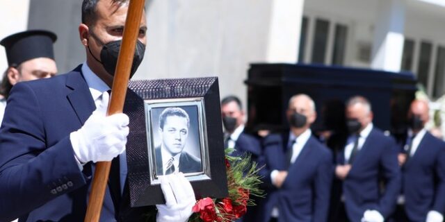 Το τελευταίο αντίο στον Γιώργο Μπόμπολα – Πλήθος κόσμου στο Α’ Νεκροταφείο