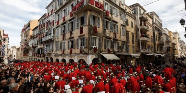 Πάσχα στην Κέρκυρα: Κατάνυξη, φιλαρμονικές και “μπότηδες” – Δείτε εντυπωσιακές εικόνες