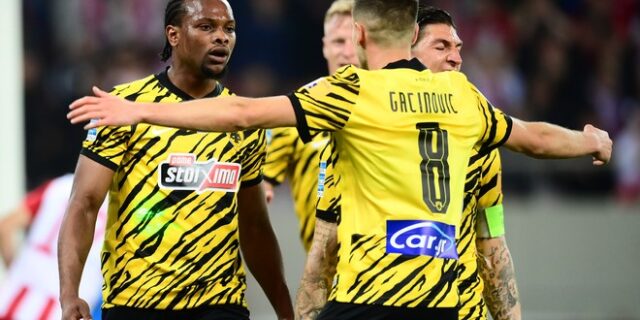 Ολυμπιακός – ΑΕΚ 1-3: Τεράστιο διπλό της Ένωσης στο Καραϊσκάκης, με πέναλτι του Λιβάι και γκολ καριέρας από τον Μάνταλο