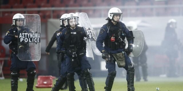 Ολυμπιακός – ΑΕΚ: Εισβολή οπαδών στον αγωνιστικό χώρο με τη λήξη του ντέρμπι, χρήση δακρυγόνων από τα ΜΑΤ