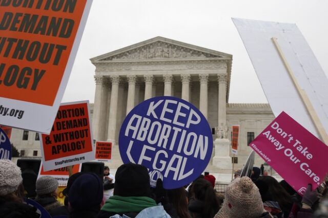 ΗΠΑ: “Εμφύλιος” μετά την απόφαση δικαστή να αναστείλει την κυκλοφορία χαπιού για την άμβλωση