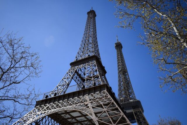 Γιατί υπάρχουν δύο Πύργοι του Άιφελ αυτή τη στιγμή στο Παρίσι;