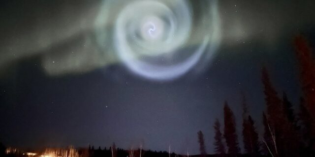 Αλάσκα: Μυστηριώδης γαλάζια σπείρα “έπεσε” πάνω στο Βόρειο Σέλας