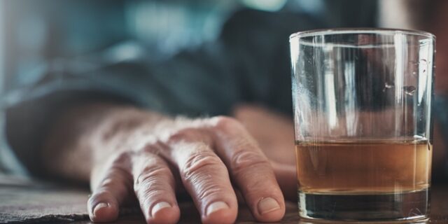 Χανιά: Ζευγάρι βρήκε μεθυσμένο τουρίστα στο μπαλκόνι του δωματίου του