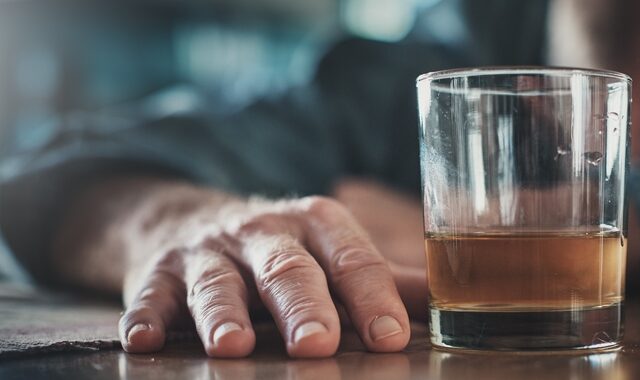 Χανιά: Ζευγάρι βρήκε μεθυσμένο τουρίστα στο μπαλκόνι του δωματίου του