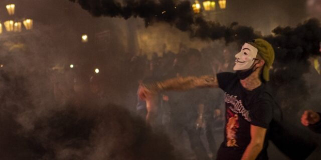 “Νιώθω ότι με βίασαν”: Ο Dani ο αναρχικός ήταν μυστικός αστυνομικός – Μήνυση από έξι γυναίκες