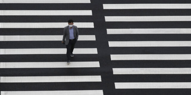 Η μόνη χώρα που αυξάνει τις εργατοώρες ενώ σημειώνει υψηλό ποσοστό αυτοκτονιών