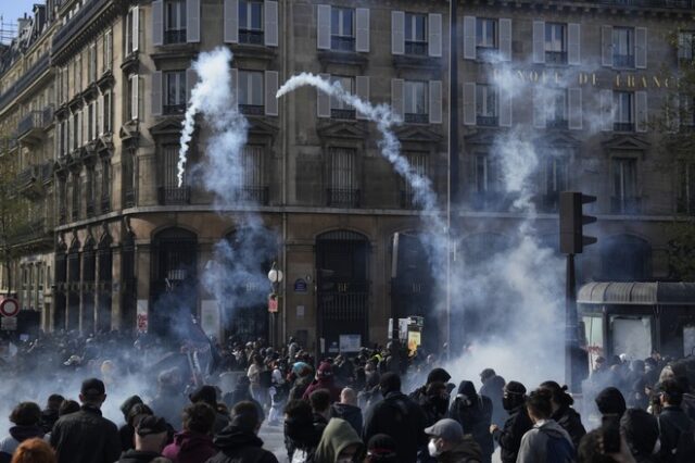 Γαλλία: Το συνταξιοδοτικό στο Συνταγματικό Συμβούλιο και στους δρόμους το χάος