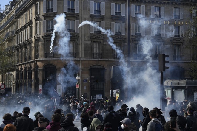 Γαλλία: Το συνταξιοδοτικό στο Συνταγματικό Συμβούλιο και στους δρόμους το χάος