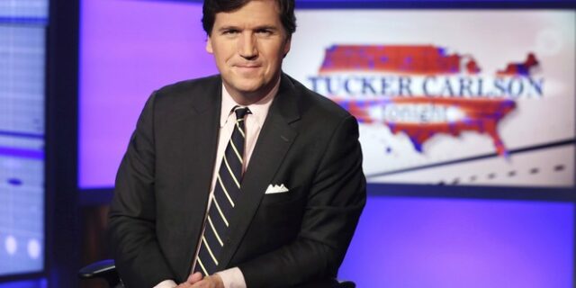 Τάκερ Κάρλσον: Αποχωρεί από το Fox News ο “αγαπημένος” παρουσιαστής του Τραμπ