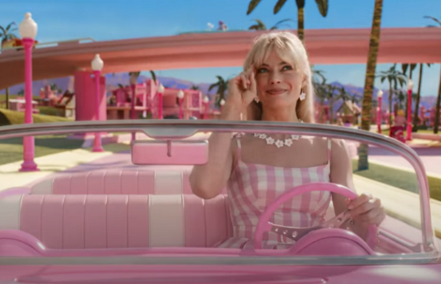 Barbie: Στο νέο (ροζ) trailer η Μάργκοτ Ρόμπι δεν σταματά να χαιρετά Barbies και Kens – Η υψηλή αμοιβή της
