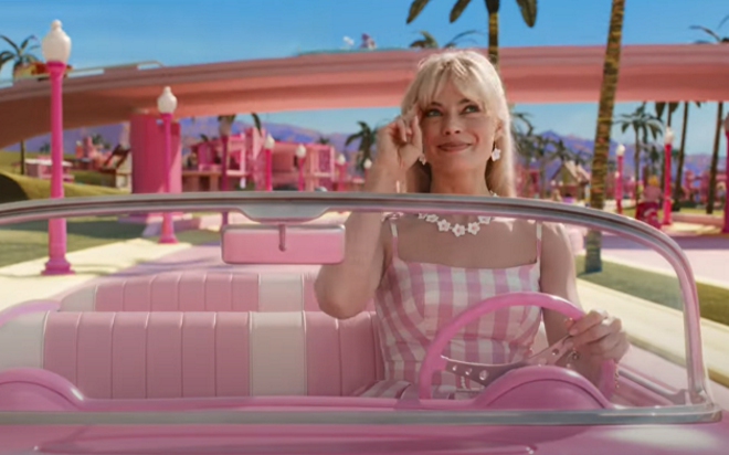Barbie: Στο νέο (ροζ) trailer η Μάργκοτ Ρόμπι δεν σταματά να χαιρετά Barbies και Kens – Η υψηλή αμοιβή της