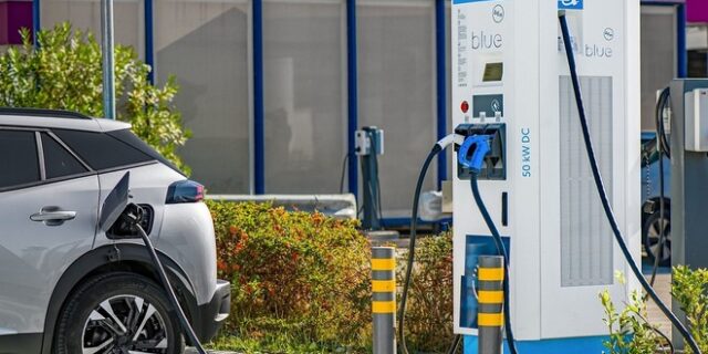 ΔΕΗ blue: Πάνω από 1500 σημεία φόρτισης και περισσότερα από 80 σημεία ταχυφόρτισης πανελλαδικά για Πάσχα με ηλεκτροκίνηση