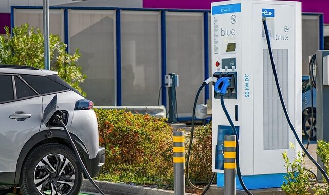 ΔΕΗ blue: Πάνω από 1500 σημεία φόρτισης και περισσότερα από 80 σημεία ταχυφόρτισης πανελλαδικά για Πάσχα με ηλεκτροκίνηση