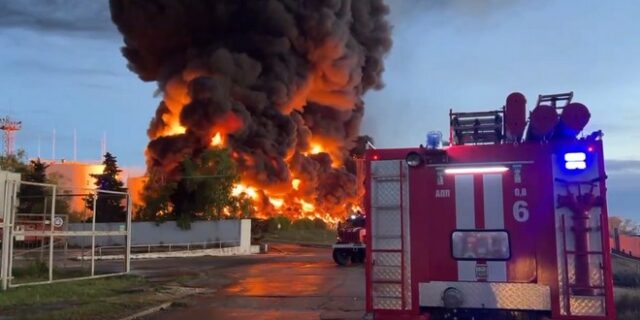 Κριμαία: Στις φλόγες δεξαμενή καυσίμων μετά από επίθεση με drone