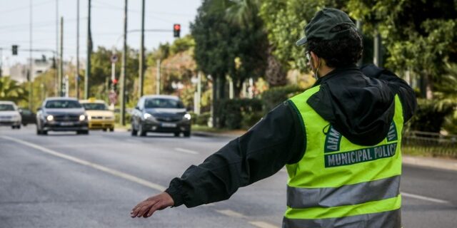 Θεσσαλονίκη: Χτύπησε με το αυτοκίνητό του δημοτικό αστυνομικό γιατί του έκοψαν κλήση