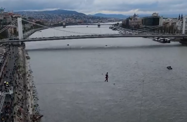 Εντυπωσιακό βίντεο: Ακροβάτης διέσχισε τον Δούναβη πάνω σε τεντωμένο σχοινί
