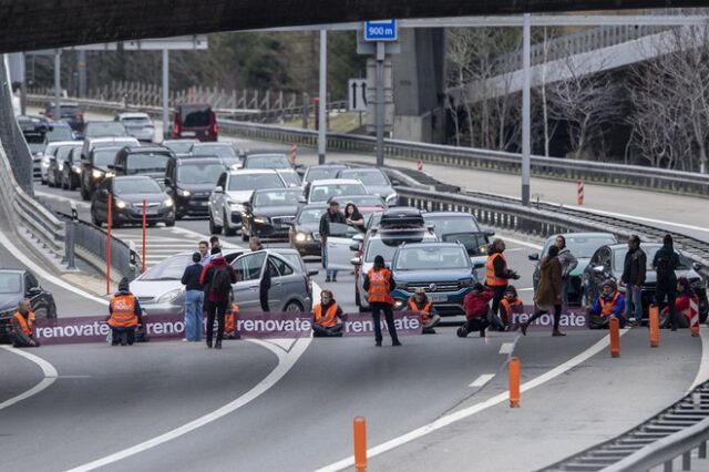 Ελβετία: Ακτιβιστές κατά της κλιματικής αλλαγής “κόλλησαν” στο οδόστρωμα
