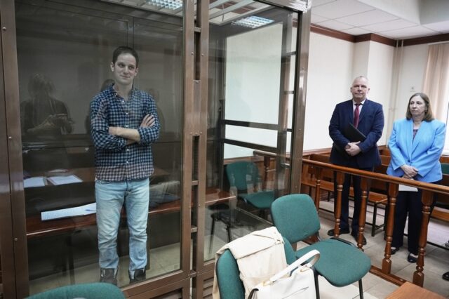 Έβαν Γκέρσκοβιτς: Σε ρωσικό δικαστήριο ο ρεπόρτερ της Wall Street Journal, σε γυάλινο κλουβί