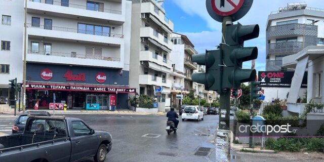 Κρήτη: Φανάρι οδικής κυκλοφορίας είναι στραμμένο στο πεζοδρόμιο