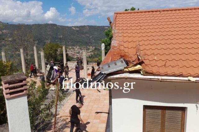 Αίγιο: Αγωνιστικό αυτοκίνητο κατέληξε στην αυλή σπιτιού – Δύο τραυματίες