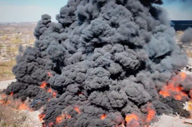 ΗΠΑ: Μεγάλη φωτιά σε χώρο αποθήκευσης πλαστικών – Εντολή εκκένωσης σε 2.000 κατοίκους