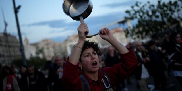 Γαλλία: Κατασχέθηκαν κατσαρόλες και τηγάνια σε διαδήλωση κατά του Μακρόν