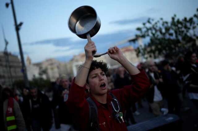 Γαλλία: Κατασχέθηκαν κατσαρόλες και τηγάνια σε διαδήλωση κατά του Μακρόν