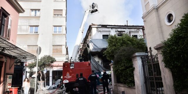 Υπό μερικό έλεγχο η πυρκαγιά σε κτίριο στο κέντρο της Αθήνας