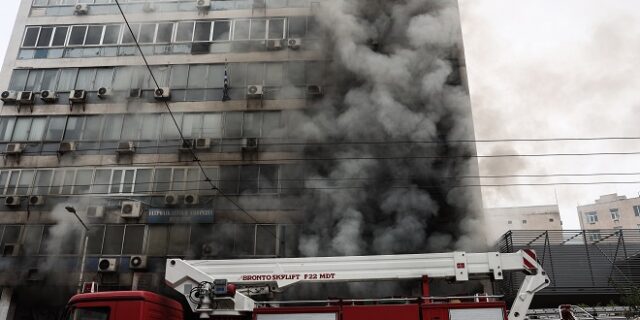 Συναγερμός στον Πειραιά: Φωτιά σε κατάστημα με χρώματα, σε ισόγειο πολυκατοικίας