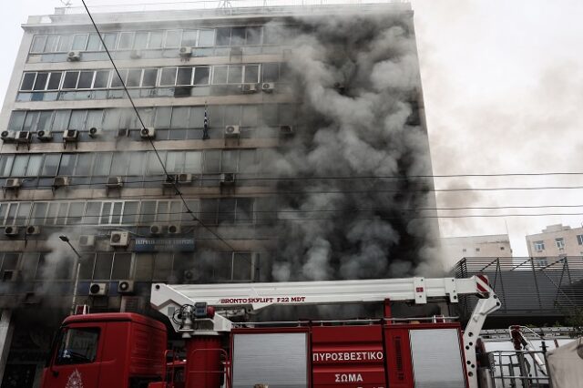 Συναγερμός στον Πειραιά: Φωτιά σε κατάστημα με χρώματα, σε ισόγειο πολυκατοικίας