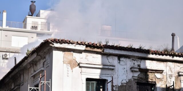 Φωτιά σε κτίριο στο κέντρο της Αθήνας – Ισχυρές πυροσβεστικές δυνάμεις στο σημείο