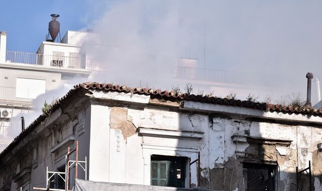 Φωτιά σε κτίριο στο κέντρο της Αθήνας – Ισχυρές πυροσβεστικές δυνάμεις στο σημείο