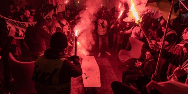 Γαλλία: Έκρυθμη η κατάσταση στο Παρίσι – Διαδηλωτές εισέβαλαν με καπνογόνα στη Euronext