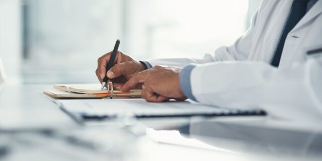 Υπόθεση ψευδογιατρού: Βρέθηκαν και άλλα θύματά του – Τους έταζε θαυματουργές θεραπείες