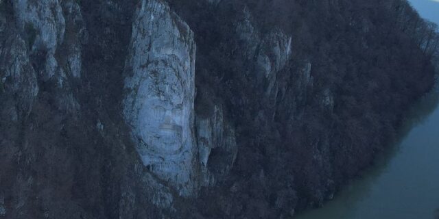 Tο μεγαλύτερο πέτρινο πρόσωπο σε όχθη ποταμού, στον κόσμο – Δεν τελείωσε ποτέ, έγινε με κίνδυνο των γλυπτών