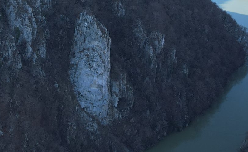 Tο μεγαλύτερο πέτρινο πρόσωπο σε όχθη ποταμού, στον κόσμο – Δεν τελείωσε ποτέ, έγινε με κίνδυνο των γλυπτών