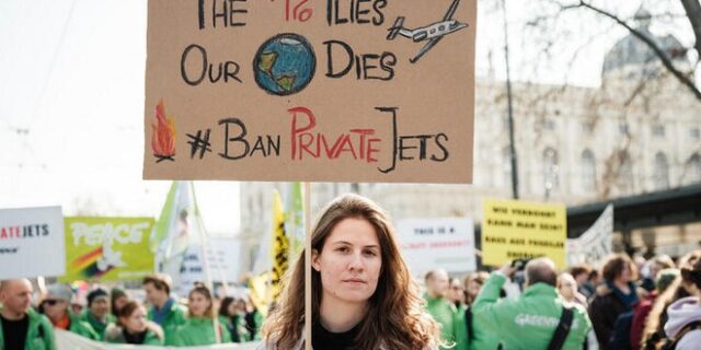 Greenpeace: Ο αριθμός πτήσεων με ιδιωτικά τζετ στην Ευρώπη σπάει ρεκόρ, ενώ η ήπειρος αντιμετωπίζει σοβαρά προβλήματα ξηρασίας