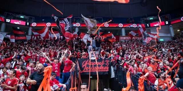 ΑΕΚ: Χαμός με βεγγαλικά και βαρελότα από οπαδούς της Χάποελ στο ξενοδοχείο της “Ένωσης” τα ξημερώματα