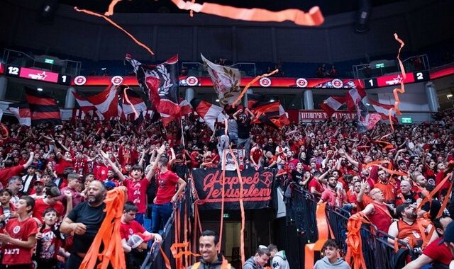ΑΕΚ: Χαμός με βεγγαλικά και βαρελότα από οπαδούς της Χάποελ στο ξενοδοχείο της “Ένωσης” τα ξημερώματα