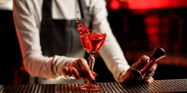 Ιαπωνία: Σερβιτόρα απολύθηκε επειδή έφτιαχνε κοκτέιλ με το αίμα της