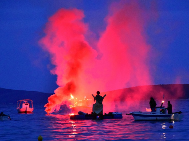 Πάσχα 2023: Εντυπωσιακό το “κάψιμο του Ιούδα” στο Τόλο Αργολίδας – Φωτογραφίες