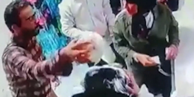 Βίντεο: Ιρανός πέταξε γιαούρτι σε δύο γυναίκες που δεν φορούσαν χιτζάμπ