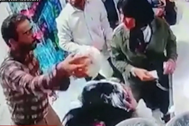 Βίντεο: Ιρανός πέταξε γιαούρτι σε δύο γυναίκες που δεν φορούσαν χιτζάμπ